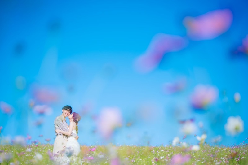 花に囲まれてにっこり