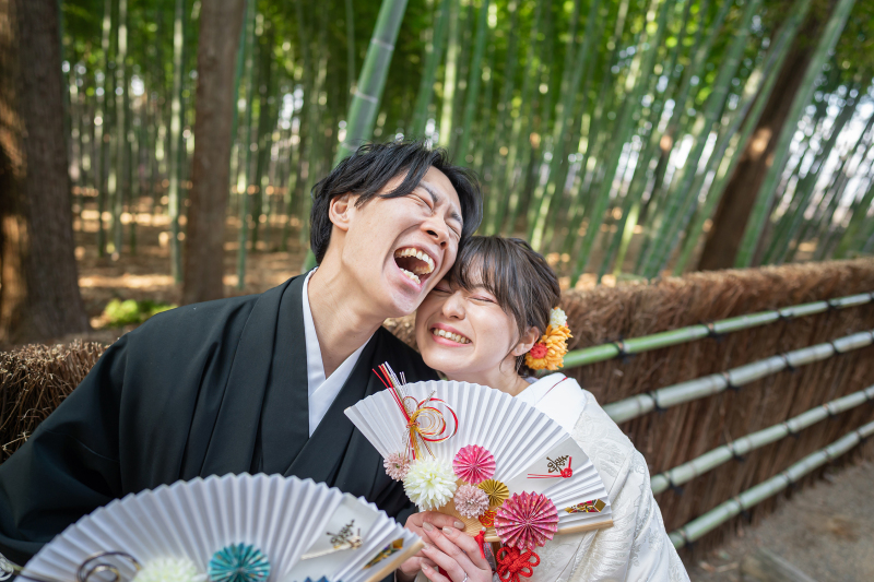 竹林の前で