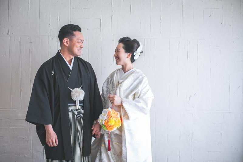 おふたりの表情が引き立つシンプルな背景で♪