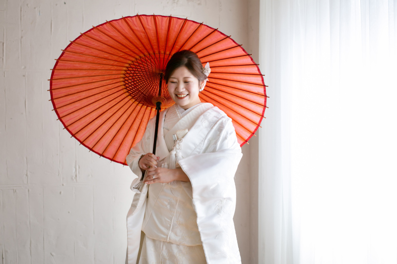 白無垢姿に赤の番傘がよく映えるアクセントに♪