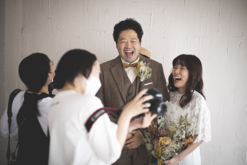 写真のモニターチェックも大笑い！