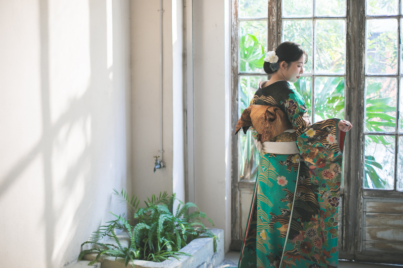 帯の華やかな後ろ姿ショット