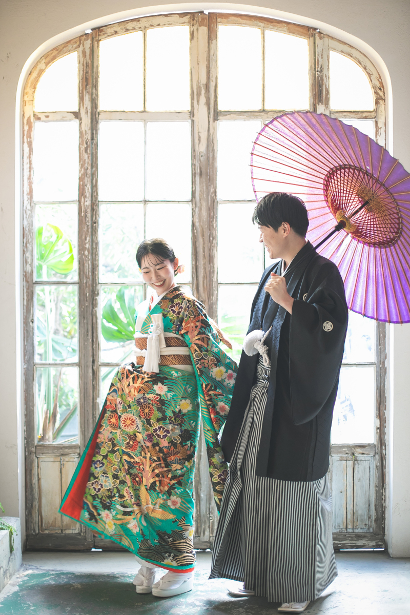 番傘をさして お散歩風の和やかな1枚