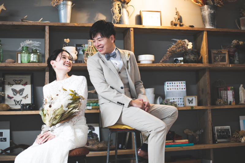 ヴィンテージシェルフを背景に