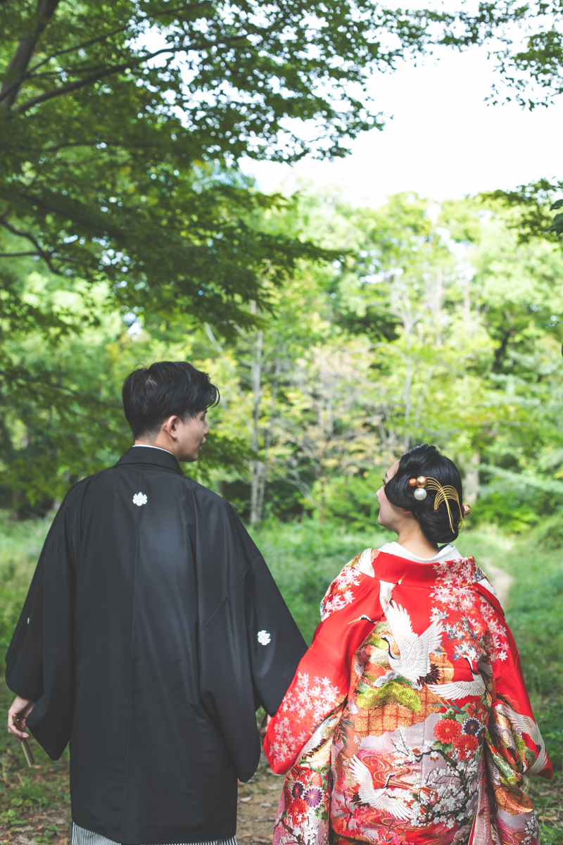 鶴と花木の刺繍が華やかな色打掛