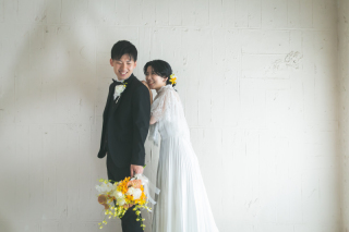 優しい光が差し込むスタジオでフォトウェディング♪