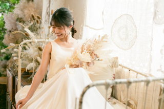 “白”を基調にした背景のセレクトで大人可愛く♪