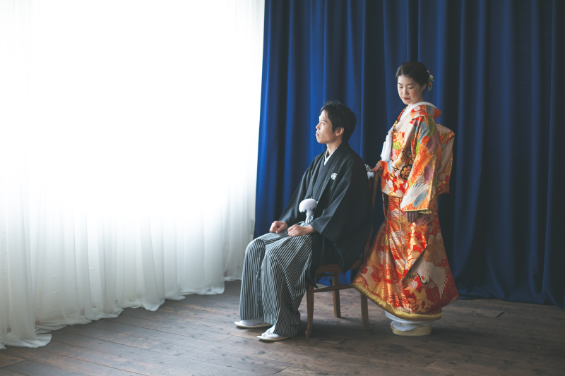 ネイビーカーテンの前で、しっとりと