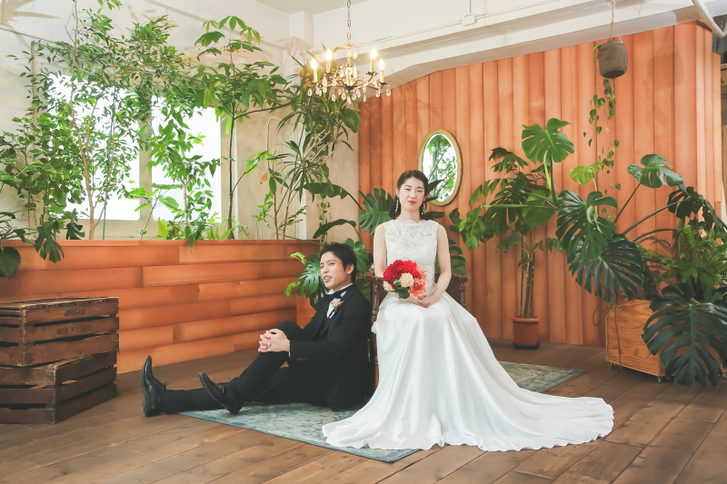 ウエディングドレスに映える赤のブーケ