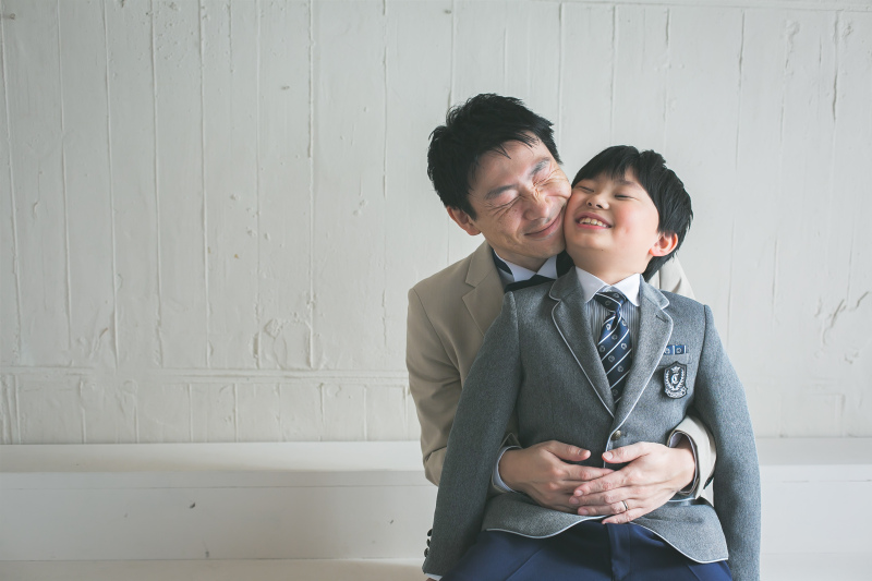 ほっぺたぎゅーっとパパと息子の親子ショット