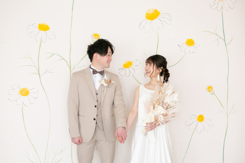 カモミールのイラストとおふたりの可愛い笑顔♪