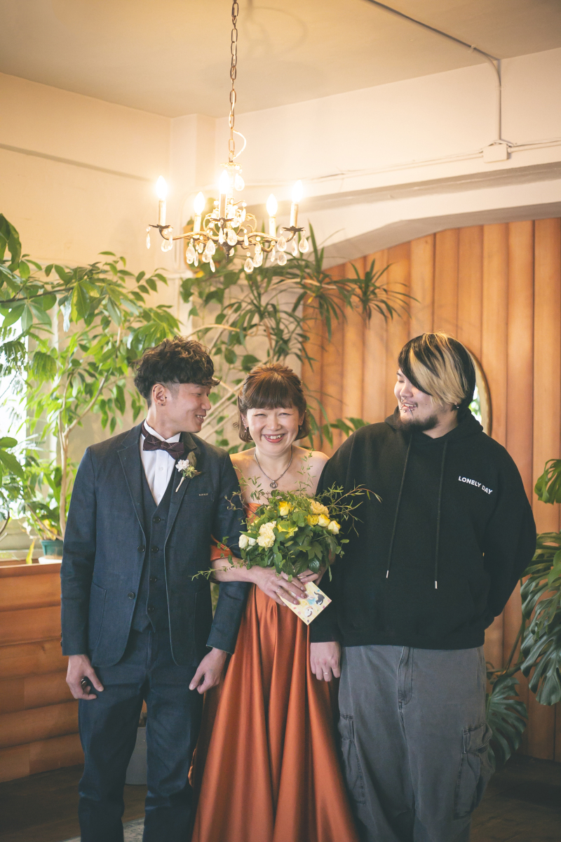 サプライズの余韻を感じながら、自然な表情を撮影