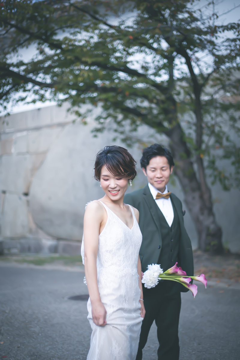 歴史の石垣とドレス姿