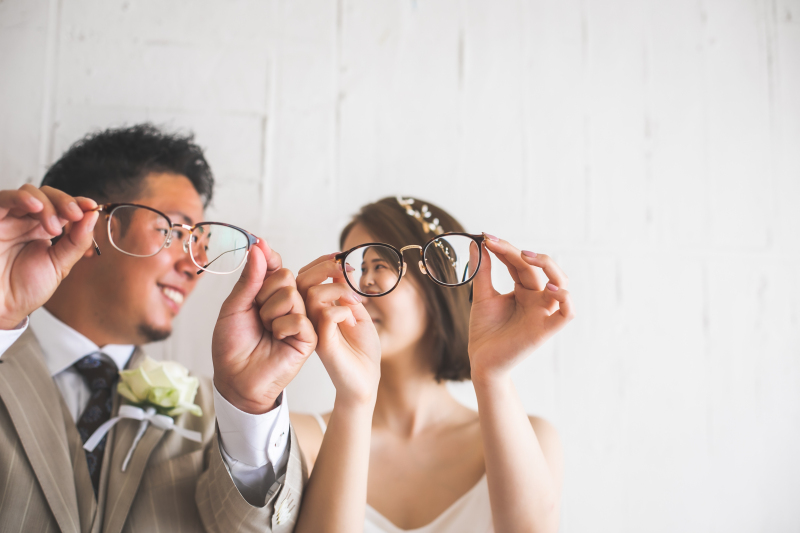 普段のおふたりらしさを感じるメガネカット♪