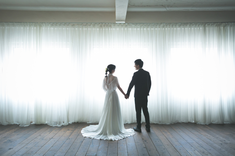 白のレースカーテンを背景に