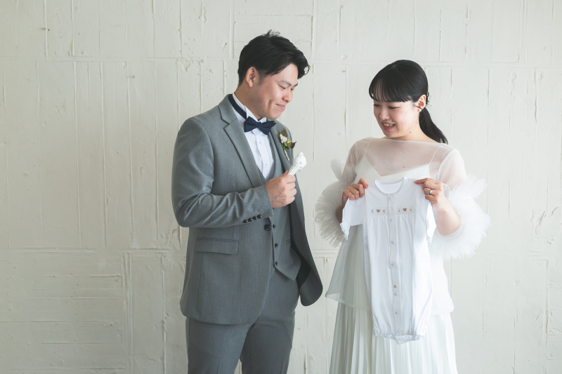 赤ちゃんの小さなお洋服とおもちゃと一緒に