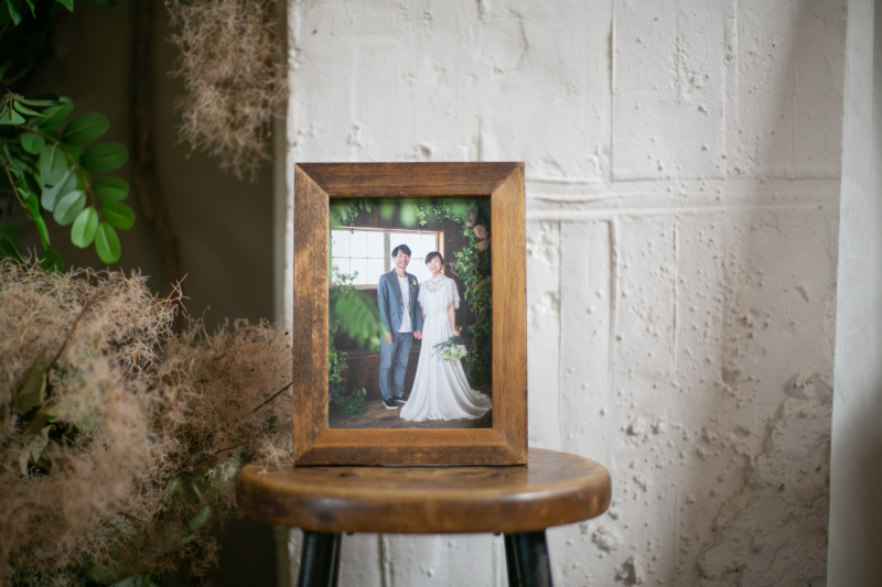 たくさん写真を飾りたいおふたりにウッドフレームも!