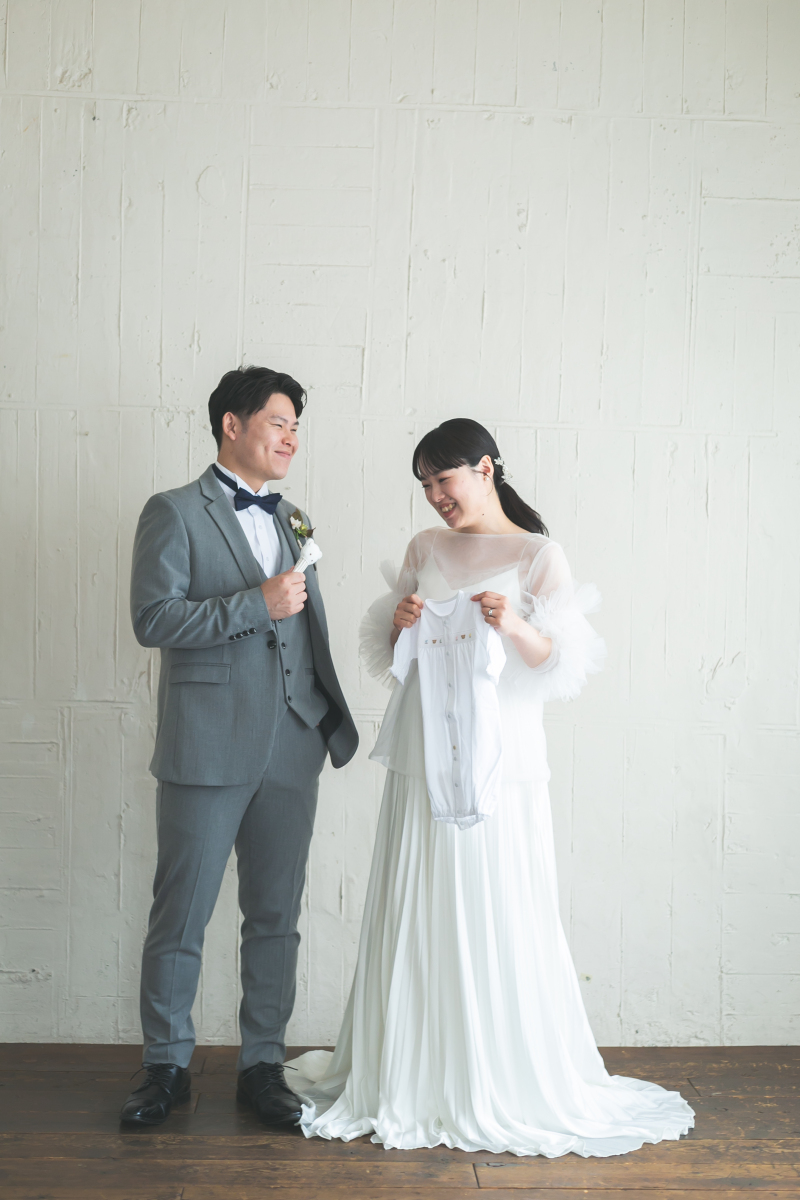 恥ずかしそうにしながらも、ガラガラを鳴らしてくれた新郎様。かわいい音色にくすっと笑顔がこぼれたおふたりです♪