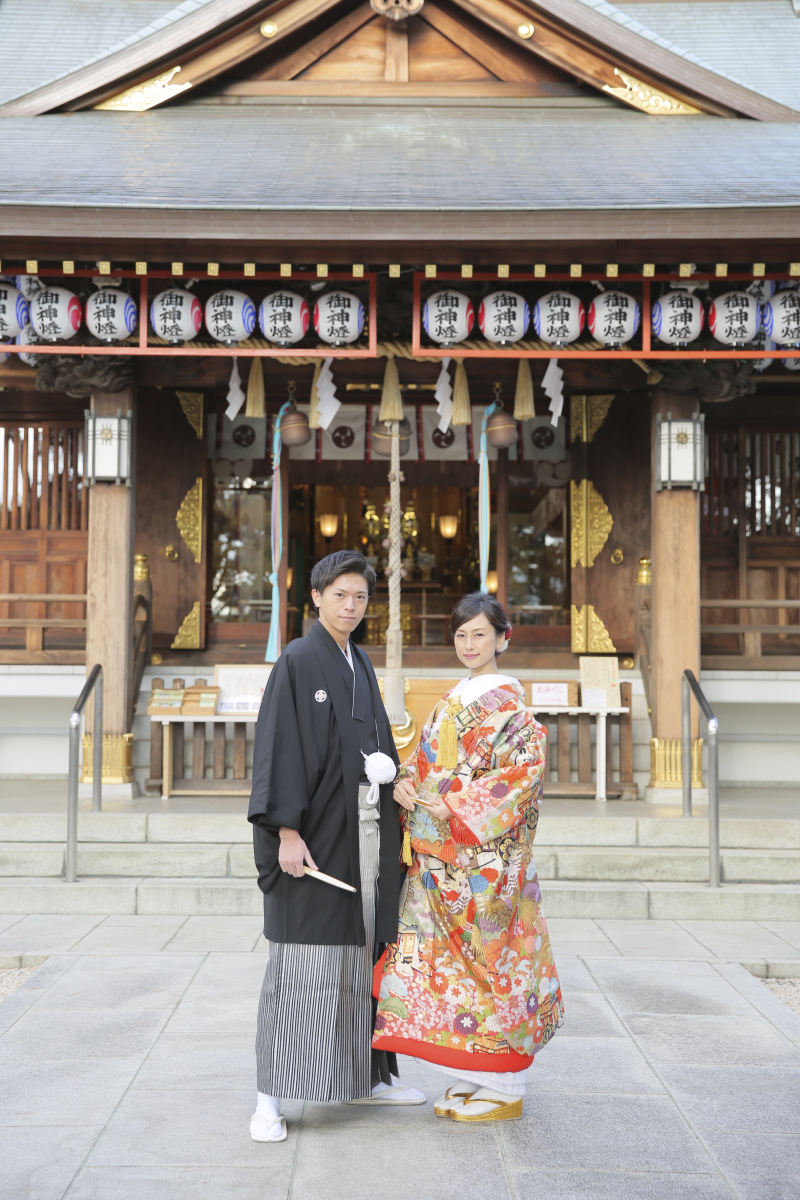 神社の前で、かっちりとした立ち姿