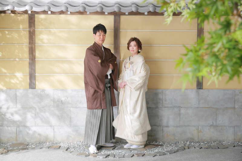 ブラウン紋付×白無垢ベージュ