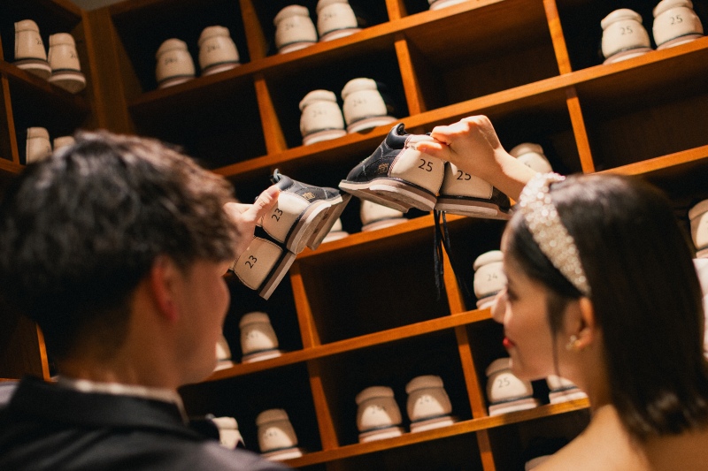 シューズを手に取って