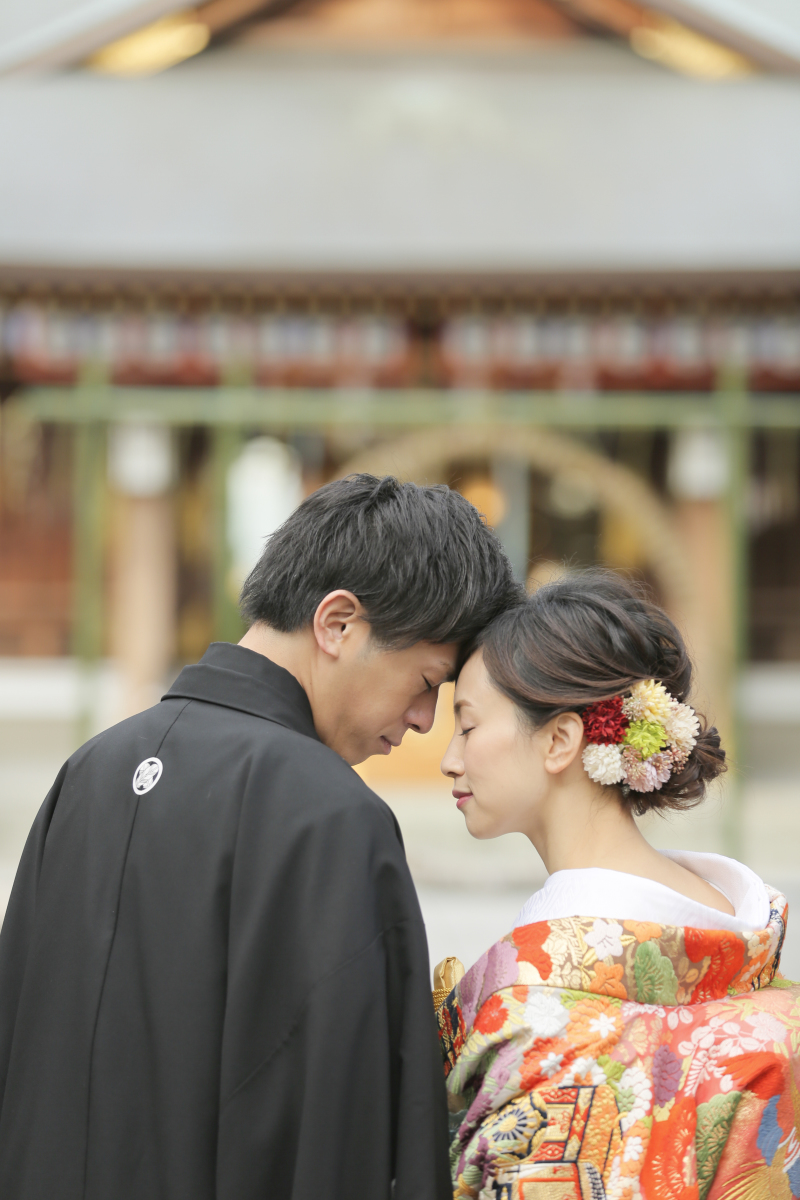 神社をバックに、しっとりとしたショット