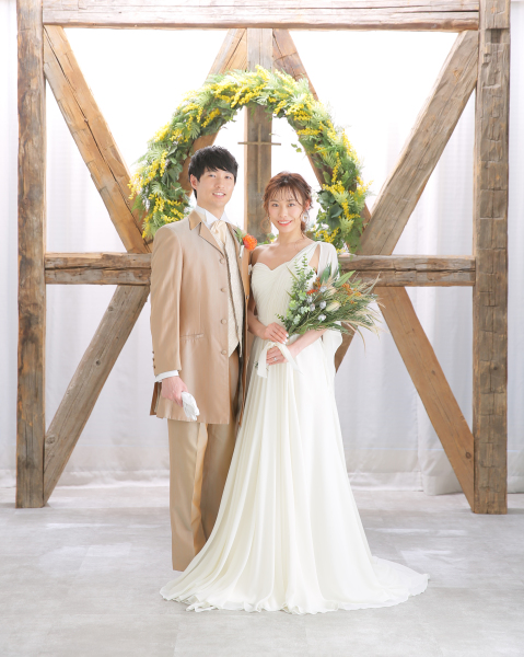 洋装のフォーマルなポーズ