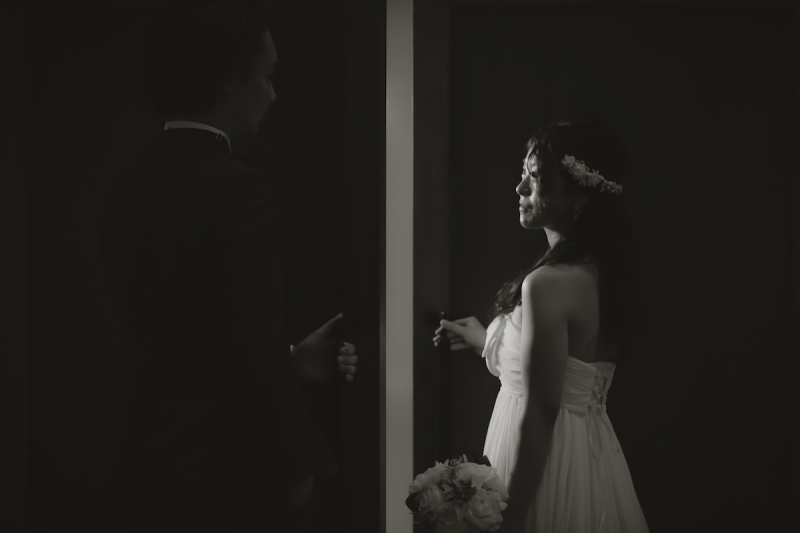 「ドアからの幻想的な光」