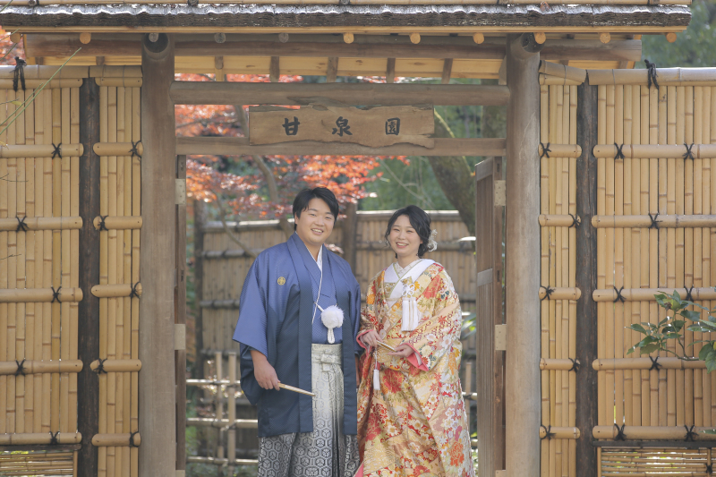 甘泉園の門の前でハイチーズ