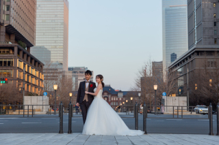 夕景の東京駅前