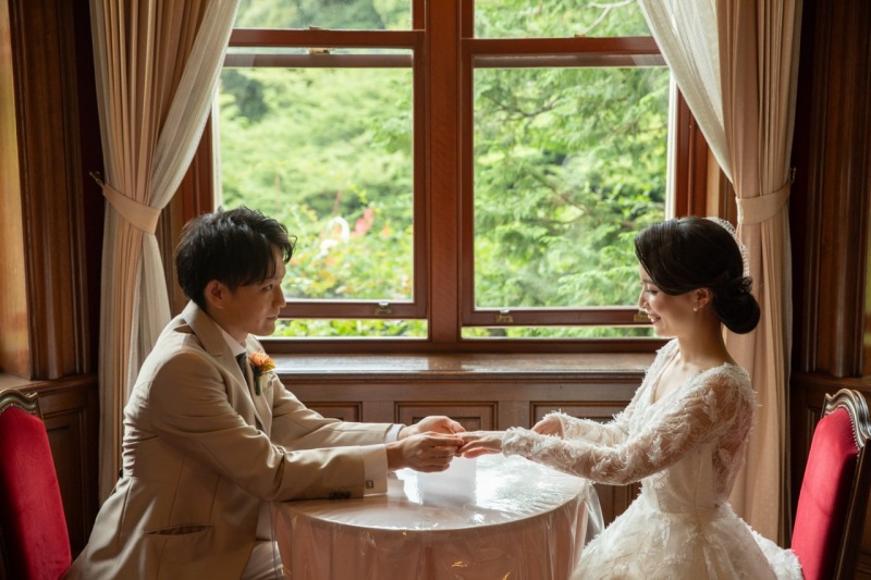 指輪をはめて。