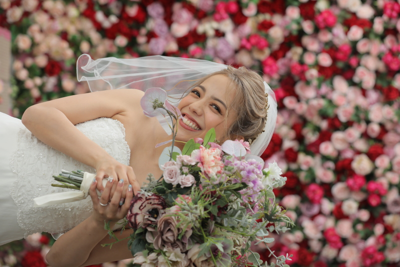 バラ壁の前でご新婦様ソロ