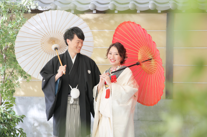 紅白の和傘をさして。