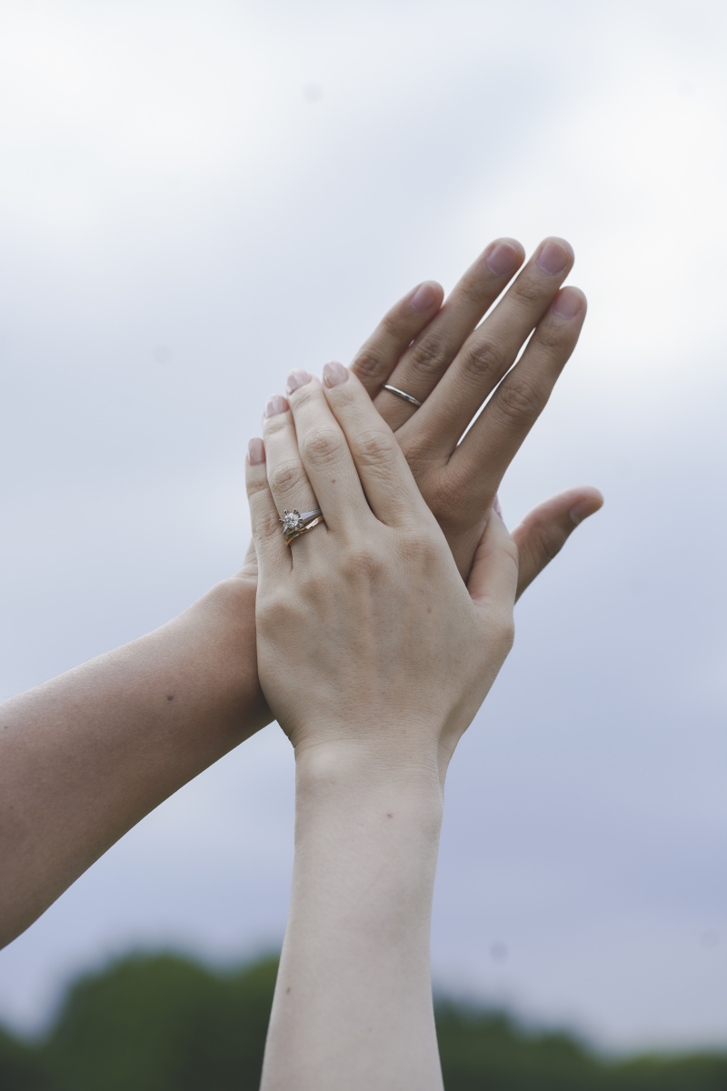 手を差し伸べて