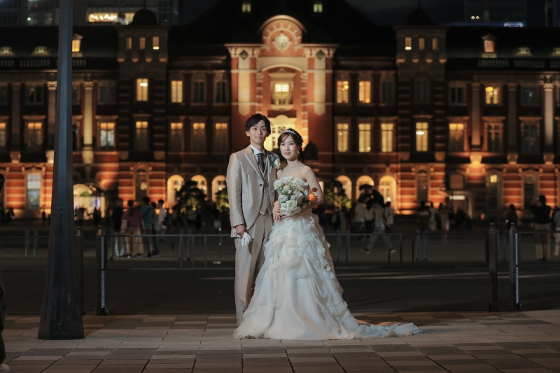 駅舎をバックに