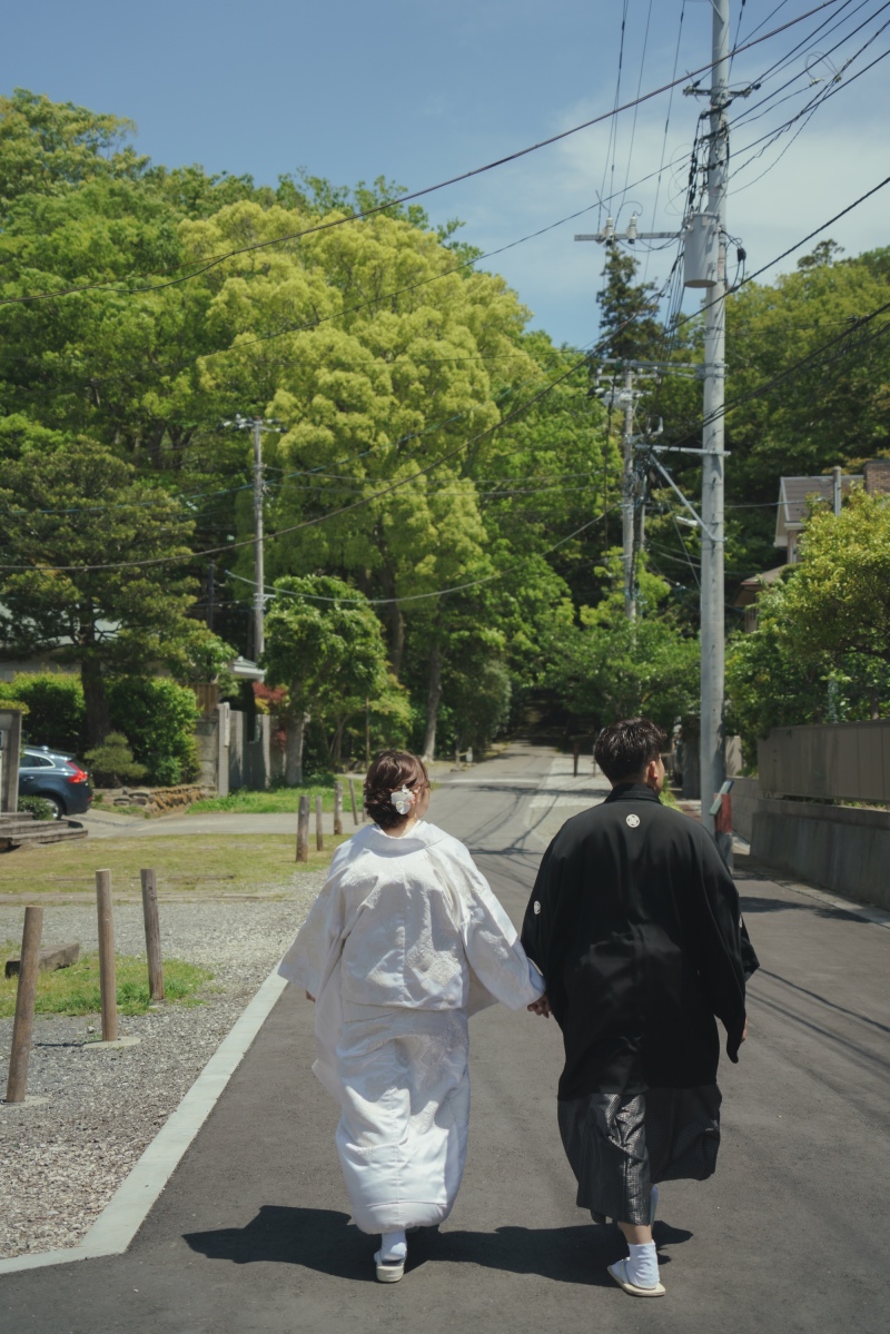 手を繋いで歩く後ろ姿