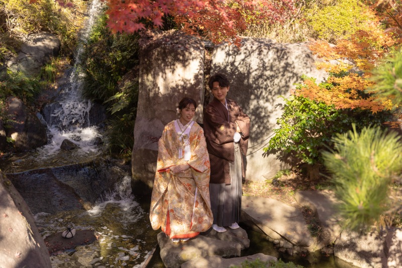滝のせせらぎと紅葉に包まれて
