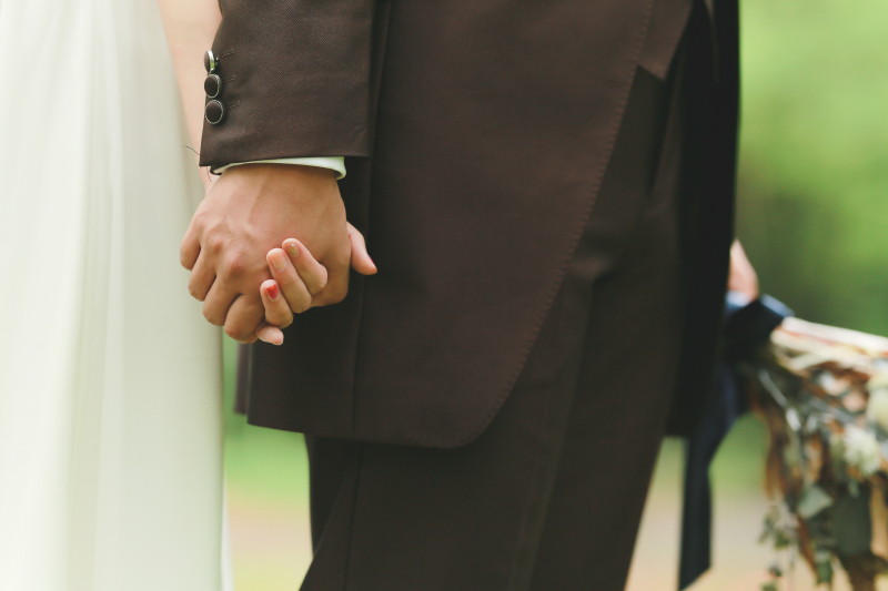 手をつないで。