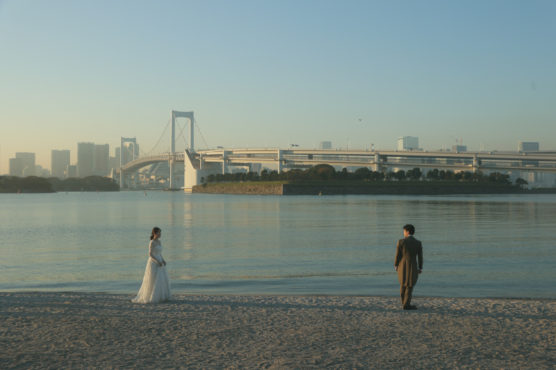 広い海辺を歩くふたり