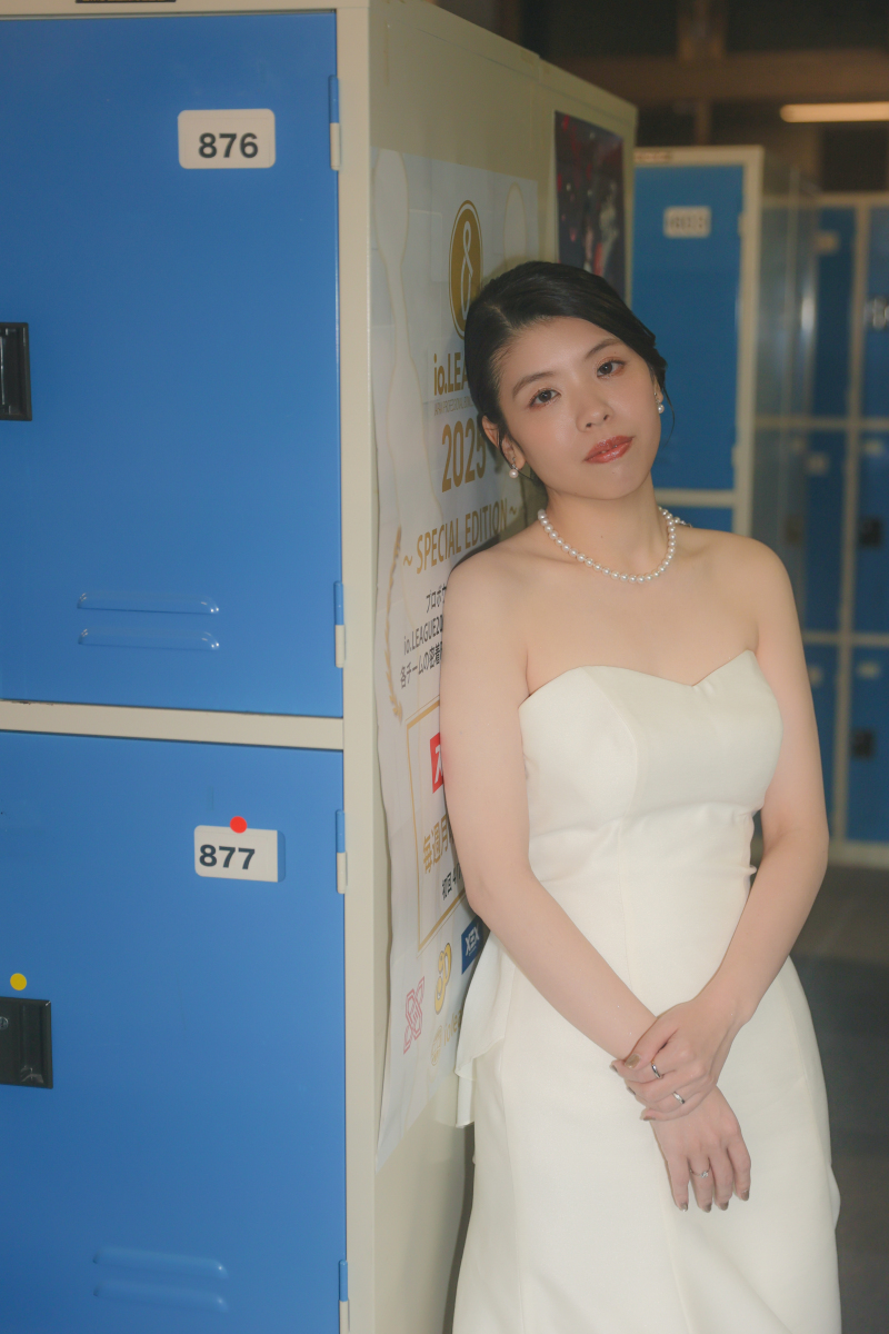 ロッカーにもたれかかって