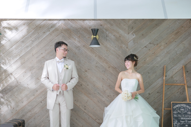 洋装は背景のあるスタジオで