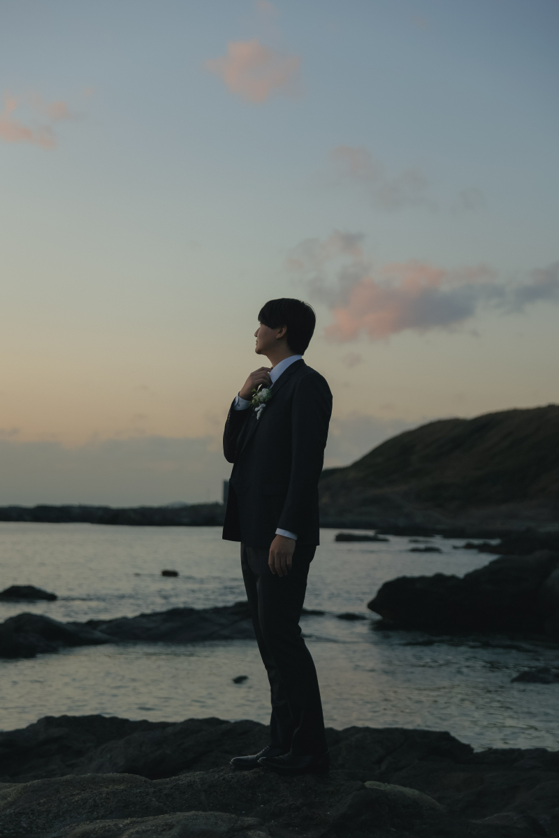 海を見つめる新郎様