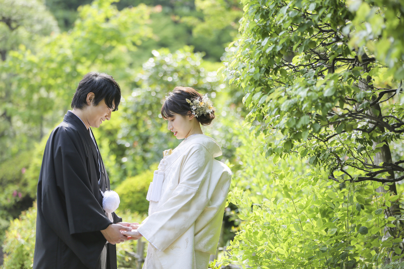 手を取り合って