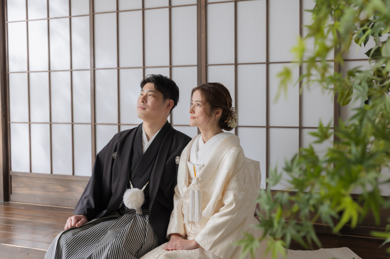 縁側で景色を見るふたり