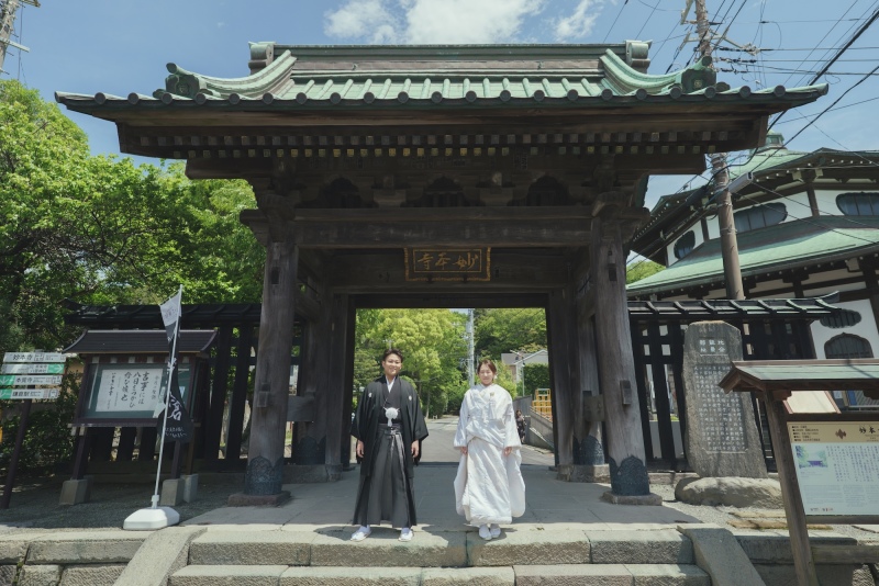 妙本寺の立派な山門前からスタート