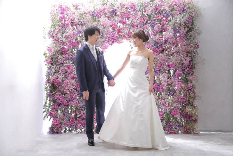 期間限定！お花のアーチの前で