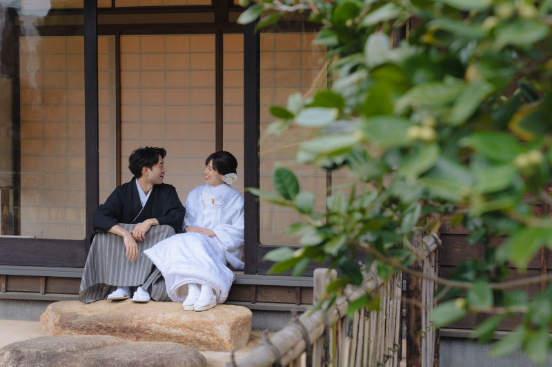 縁側に座って仲良く