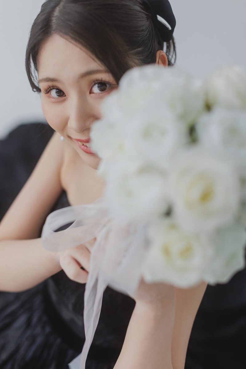 ブーケからひょっこり覗く、新婦様の愛らしい表情