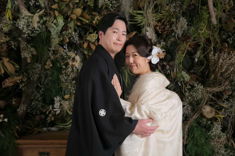 グリーンの壁の前で