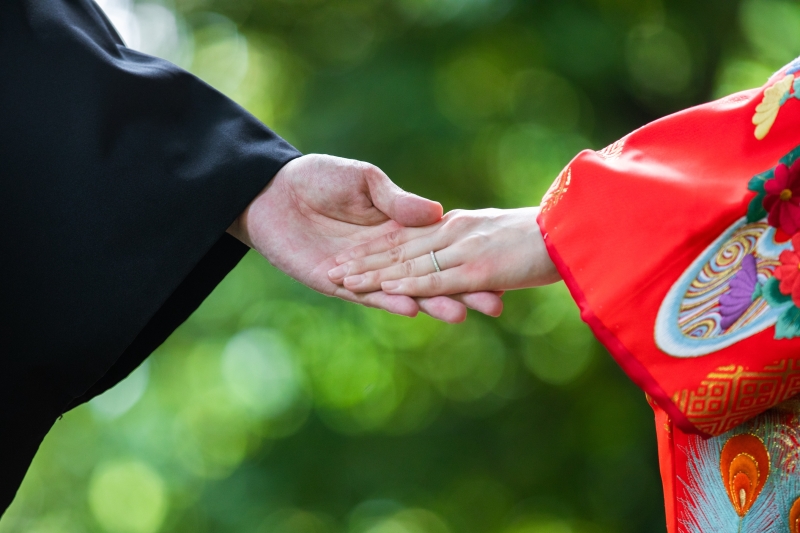 手を取り合いながら